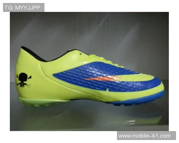 毒蜂足球鞋二代全新升级体验尽在脚下助你征战绿茵场